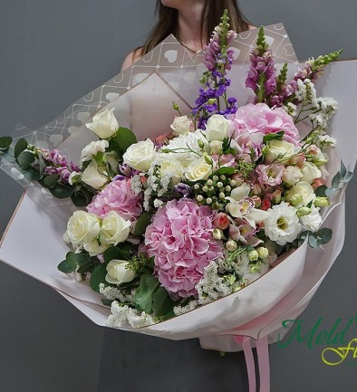Bouquet of hydrangeas and white roses ''Love Constellation'' - 2 photo 394x433